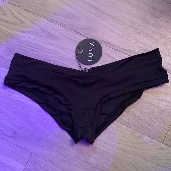 Luna Low Waist Basic Black Shorts - Picture 4 of 7